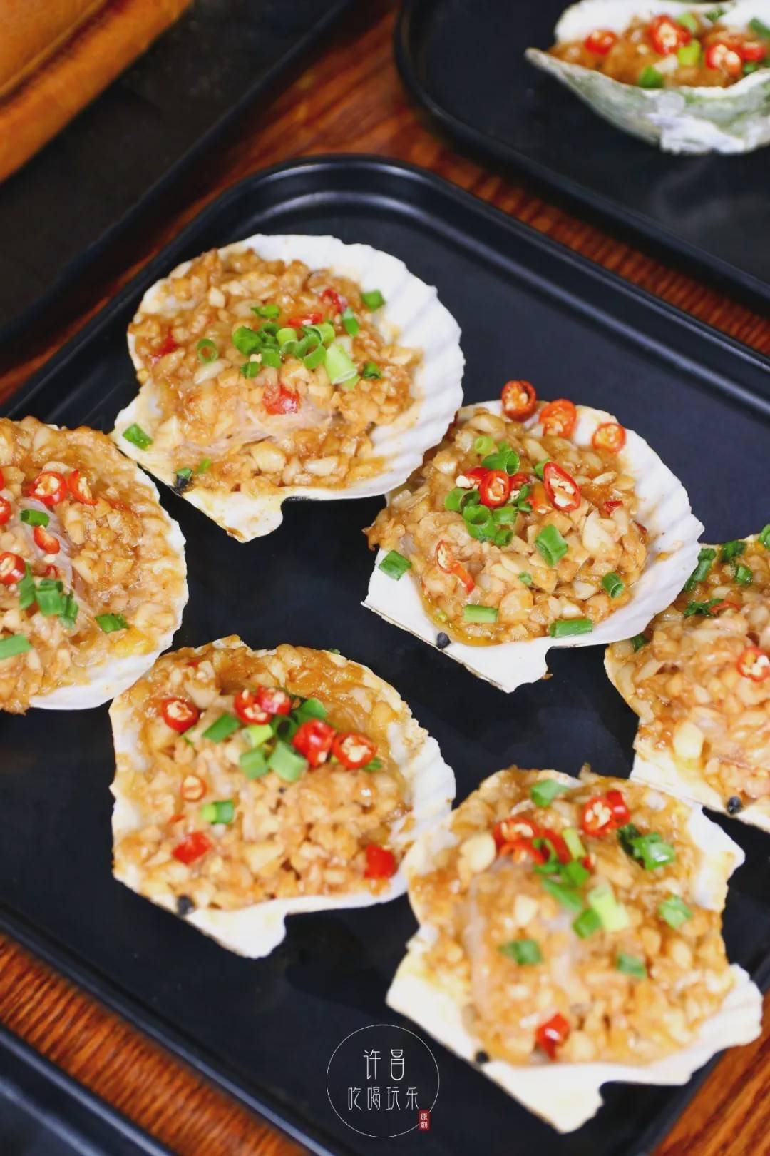 蒜蓉扇贝绝对是夏日夜晚里美好的味道蒜蓉香而不辣,扇贝鲜甜肥美海鲜