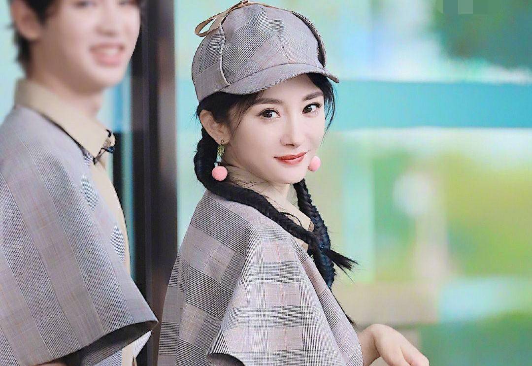 杨幂可塑性太强，霸气侦探装也带甜美感，双麻花辫扮俏皮女娃_服装