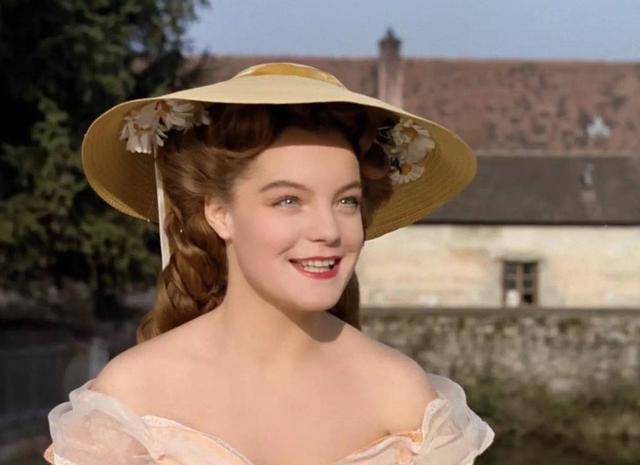 熟悉她的都知道,她出演过《茜茜公主》,里面那个天真活泼,高贵善良的