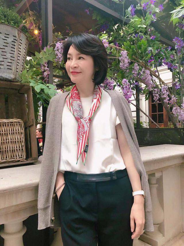 40多岁女人不做"油腻老阿姨",学会这样穿,优雅大气还时尚减龄