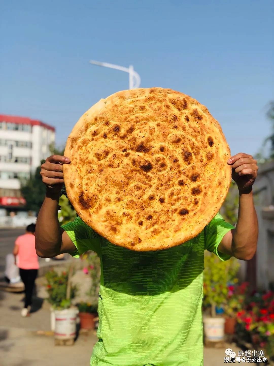青山绿水,蒙古包初现 一个 库车大馕 你,精神更加焕发 不论  疫情 有