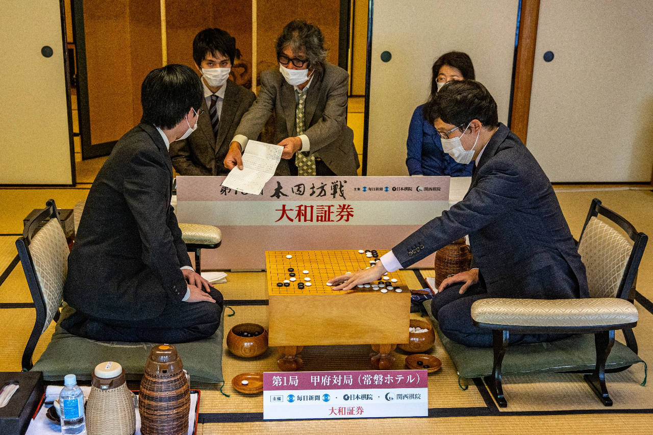 日本本因坊战首局开战井山裕太完胜芝野虎丸