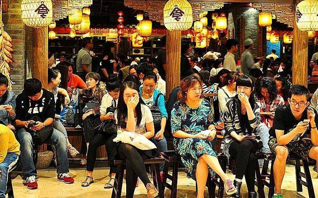 大学城附近的餐饮店开业两个月,人气火爆,顾客天天排队!