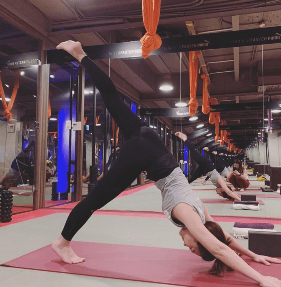 梁静茹晒健身照体态优美 竖劈一字马大秀柔韧性