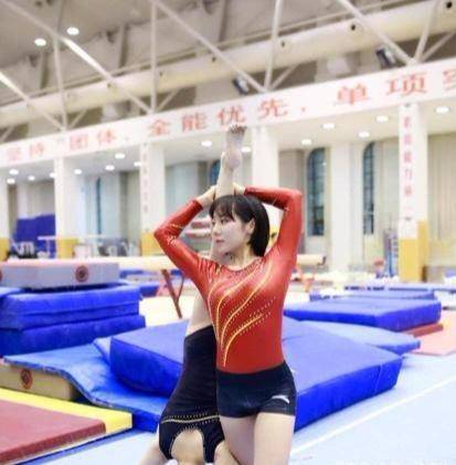 退役后迎来二次发育美得不可方物_邓琳琳