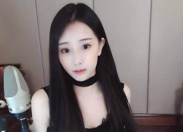 原创虎牙史上最快的封号?女主播穿着正常,却因一个动作直接被封