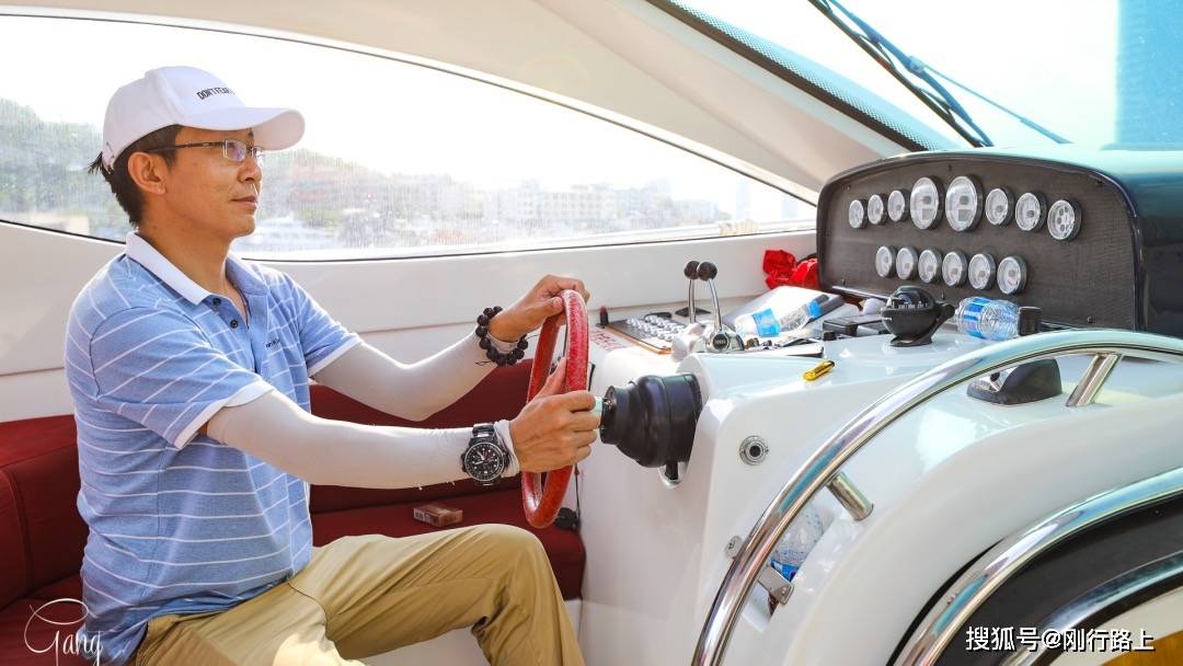 可以尝试一下在开阔的区域驾驶游艇,这种体验也是不错的选择.