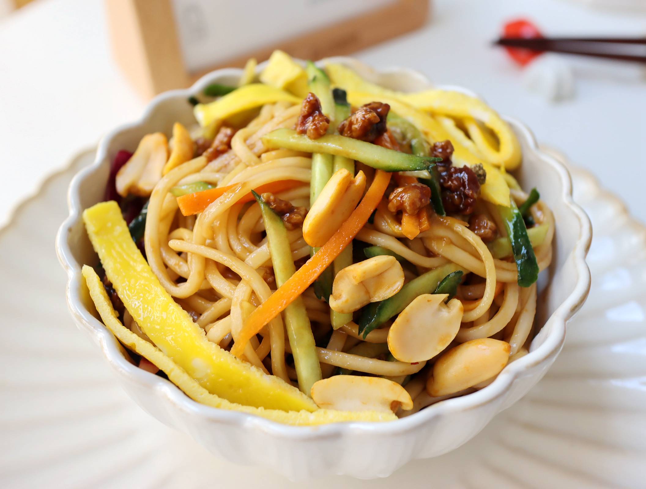 夏天没食欲就爱这碗炸酱面酱香浓郁连吃两碗不嫌多