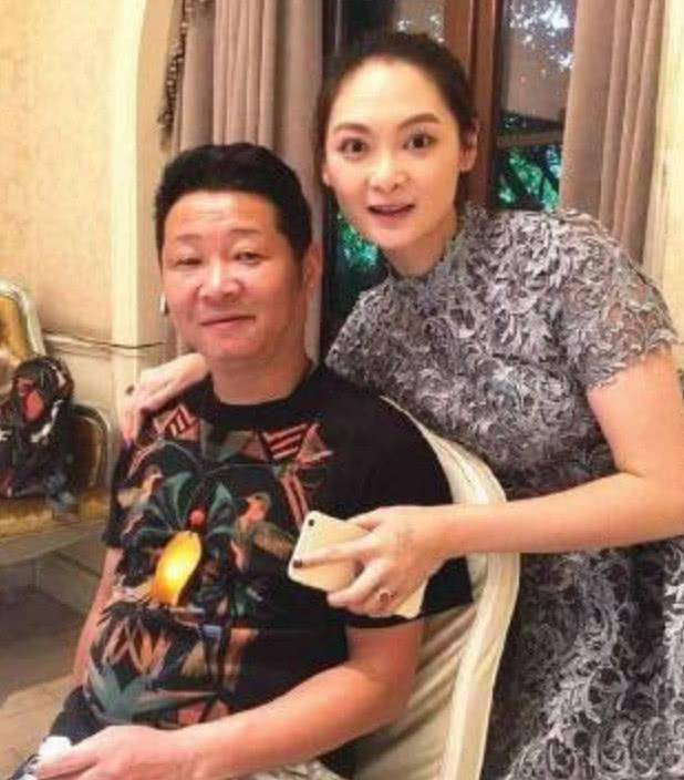 放弃当演员隐退经商,和超模妻子一起深山养鸡,50岁身价上亿!_赵亮
