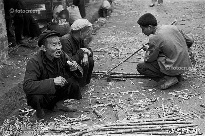作者:李晓斌 进城卖菜的农民 摄于1978年
