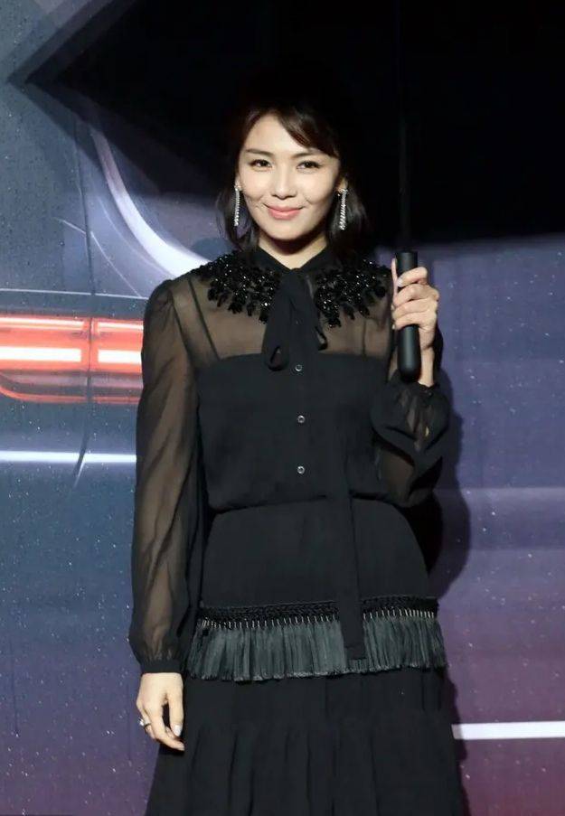 原创刘涛得多无奈,复古打扮浑身不见赘肉,穿的开叉裙却显腿短!