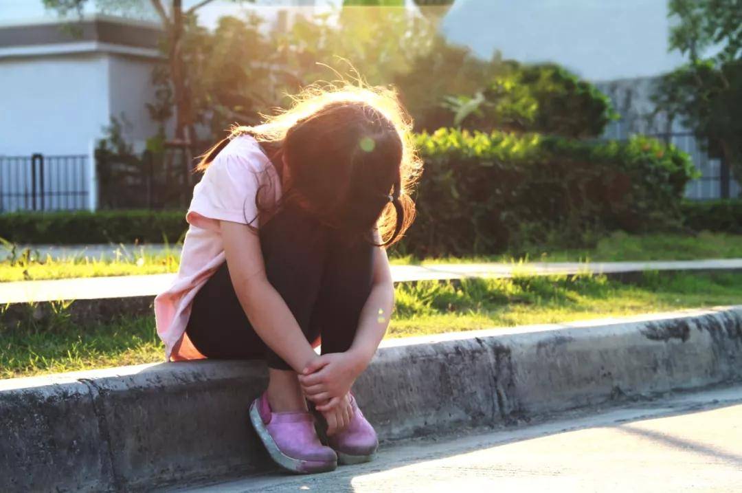 过度保护,并不能让孩子无忧无虑的长大,反而会影响孩子适应社会的能力