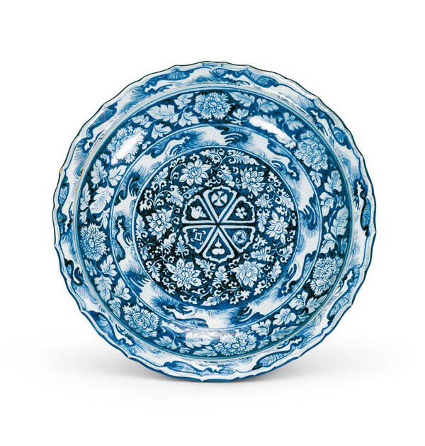 2 厘米日本大阪市立东洋陶瓷美术馆藏青花莲池杂宝纹莲瓣形盘高 5.