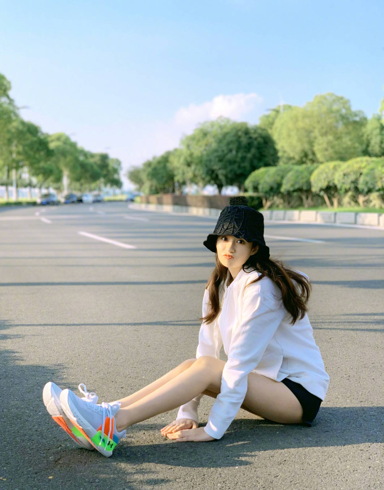 郑合惠子真会穿紧身背心搭短裤清凉时髦又显好身材