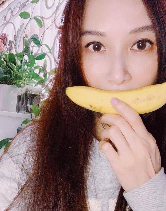 原创53岁不婚不生,台湾第一美女下海做油管博主卖衣服,身材管理超棒