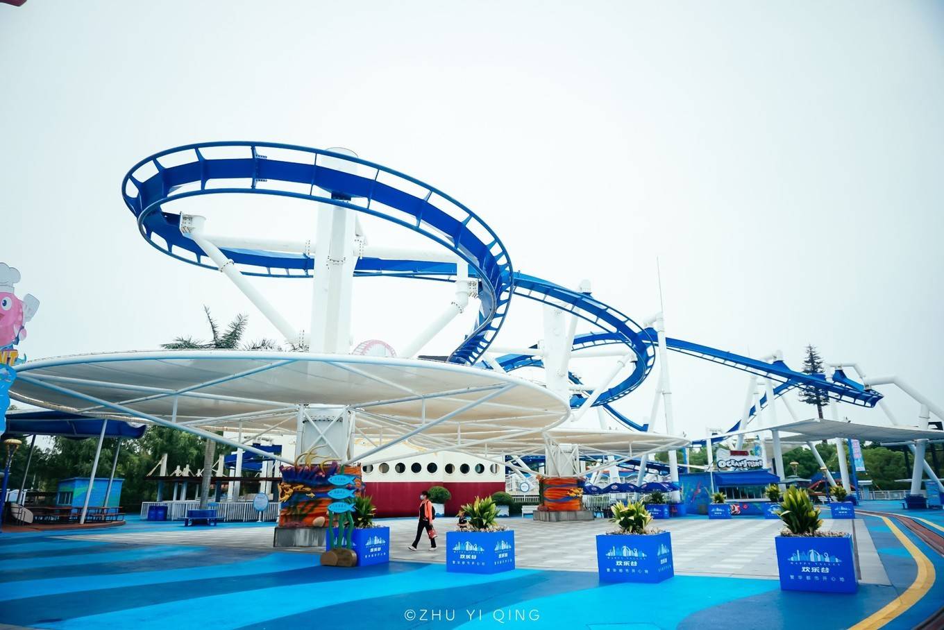 过山车谷木游龙,最高的全园制高点的绝顶雄风和速度最快的蓝月飞车,而