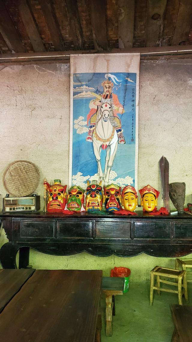 白马爷像演绎广场白马人是东亚最古老的部落,经复旦大学现代人类学