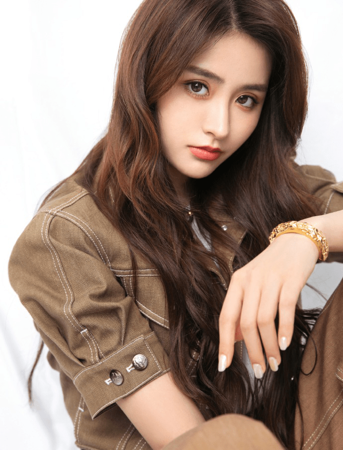 "奶萌"金子涵也有这么帅气的一面!工装穿搭尽显时尚,让人心动