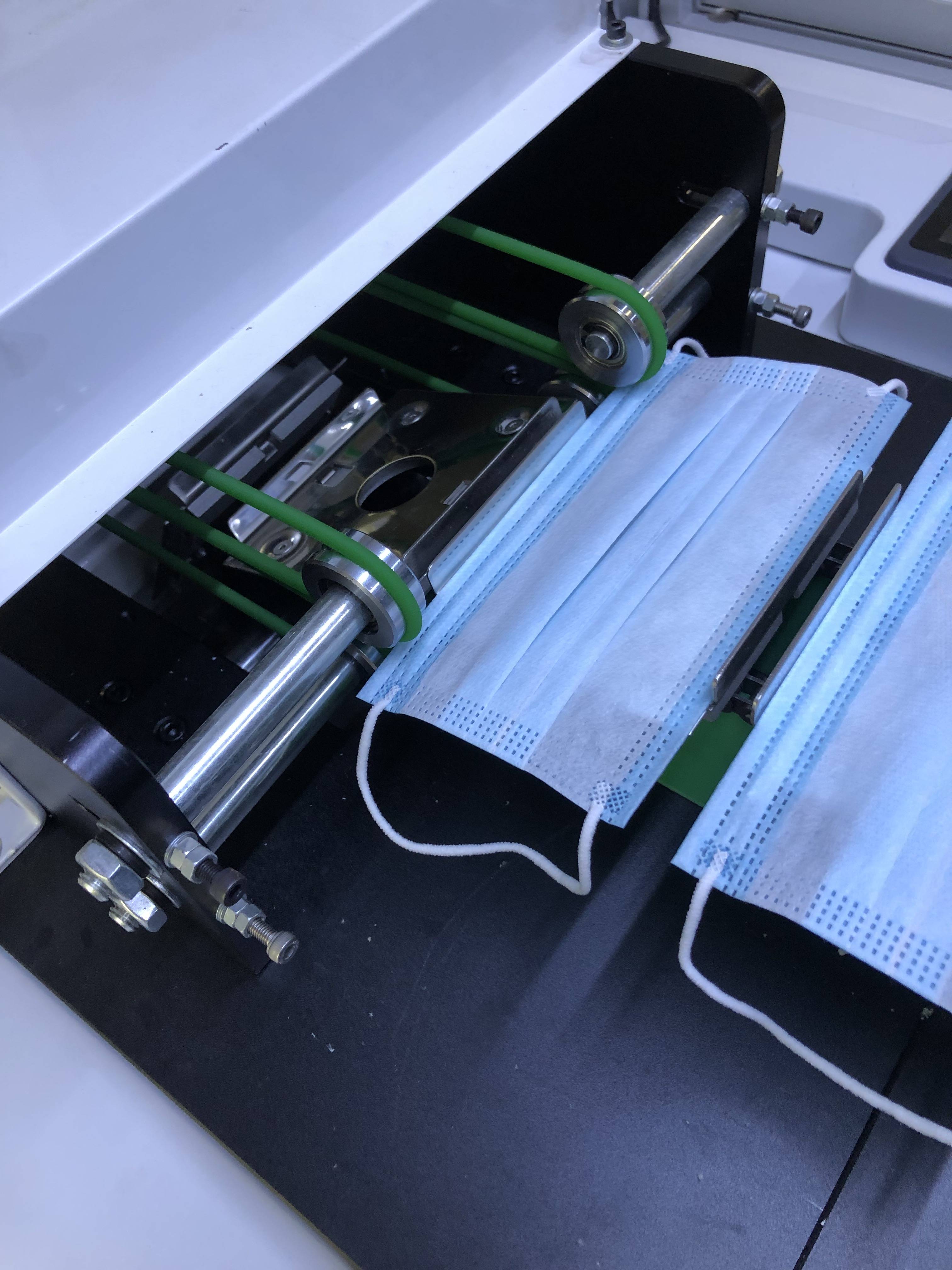 全电自动化一拖一平面口罩机吹尽黄沙始见金站着说话的自动化平面口罩