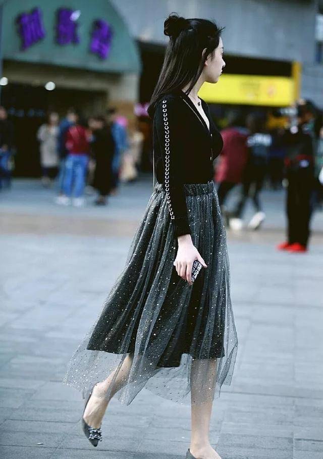 路人街拍,姑娘搭配网纱设计的半身裙,很有公主的高贵气质范儿