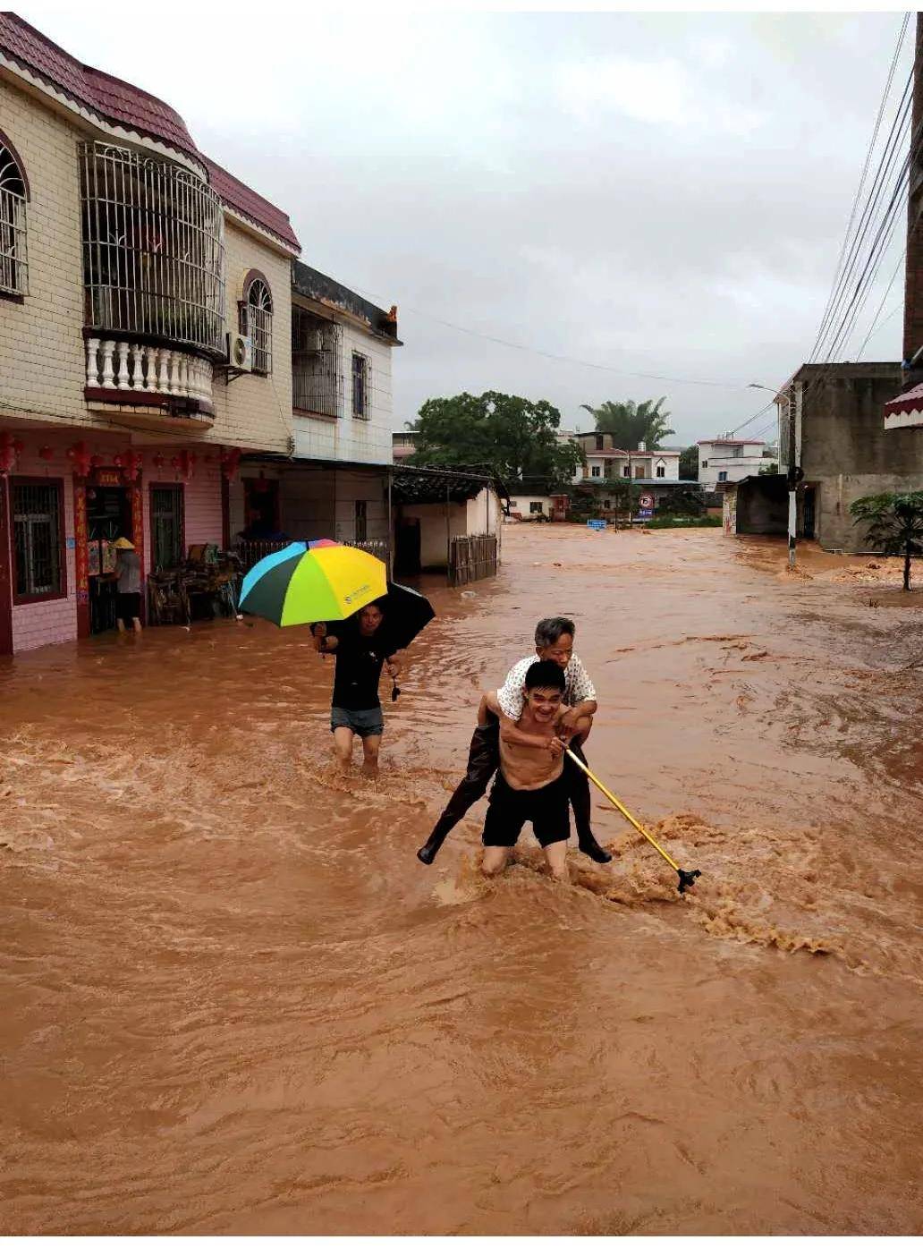 大湖鎮,繡緞鎮受淹情況9日0時到7時,我縣普降中雨到大暴雨,大湖錄得