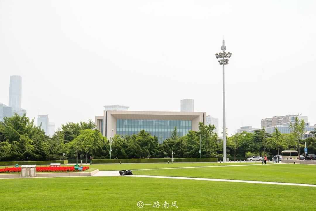 大连唯一的长者广场,优雅女骑警英姿飒爽,游客专程来打卡