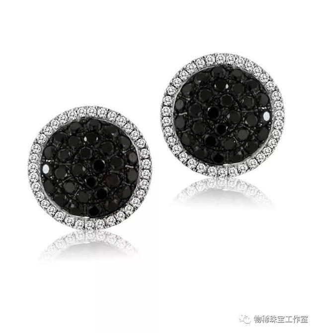 amal以这款黑钻耳钉搭配纯白或纯黑的服装,打造庄重造型.