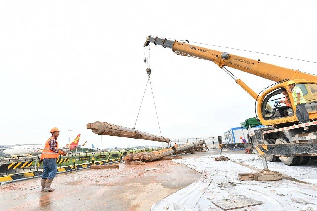 t3滑行道吊车在吊装旋挖钻机