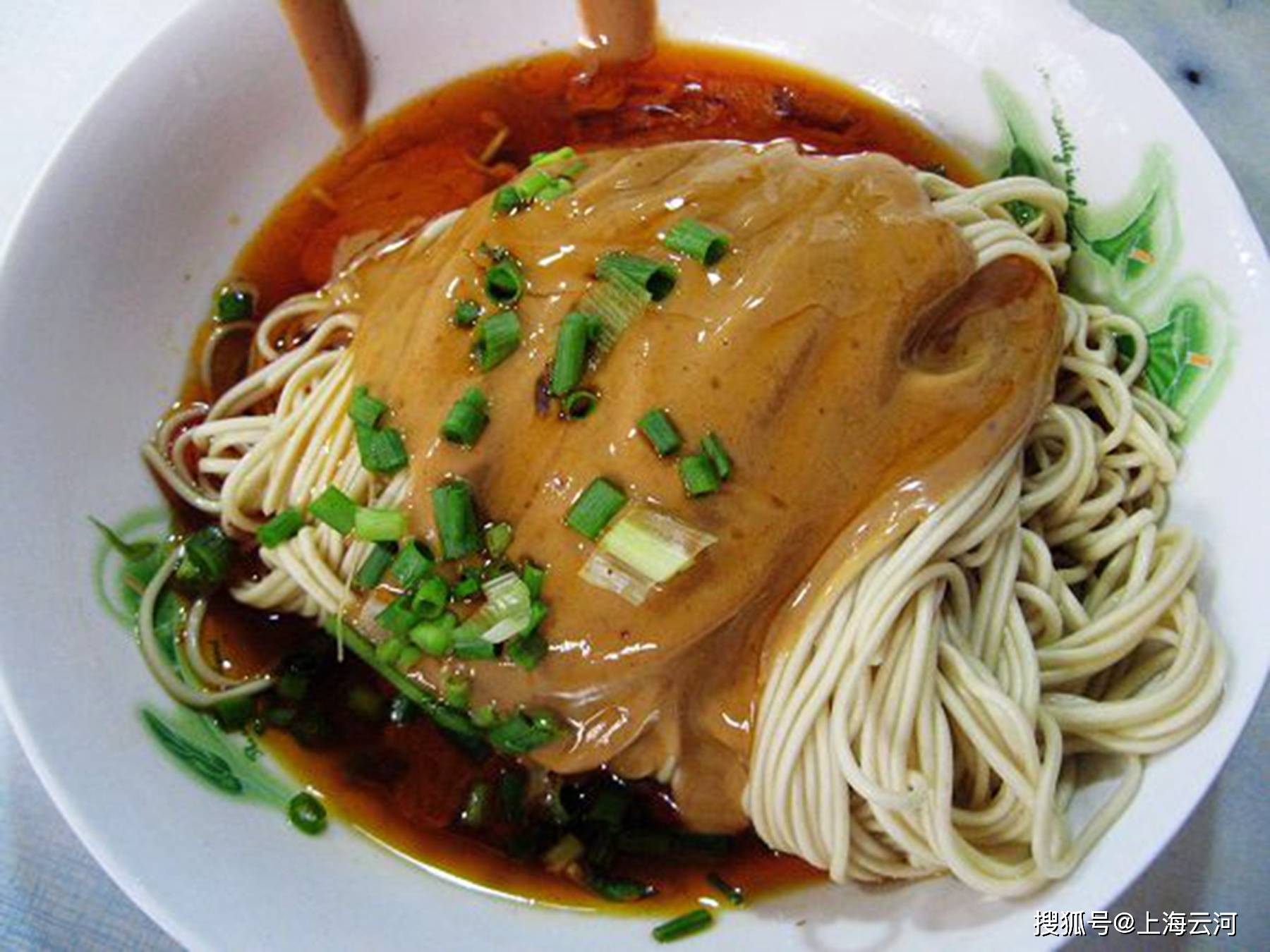 店面很小他家最出名的就是麻酱面