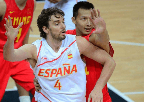 易建联在nba的时候表现比较一般,完全不能和加索尔,伊巴卡等球员相比.