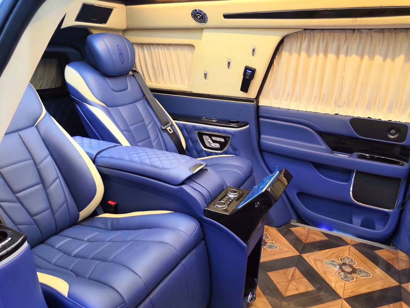 全新加长林肯领袖一号35tt排量低调奢华内饰更是商务高端车典范之作