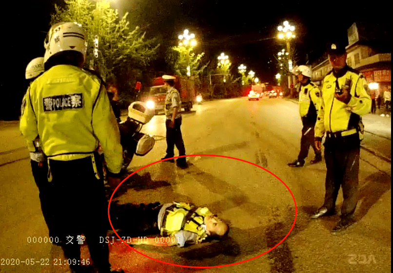 司机路遇交警检查突然加速，贵州交警被拖行400多米翻滚在地 彭某