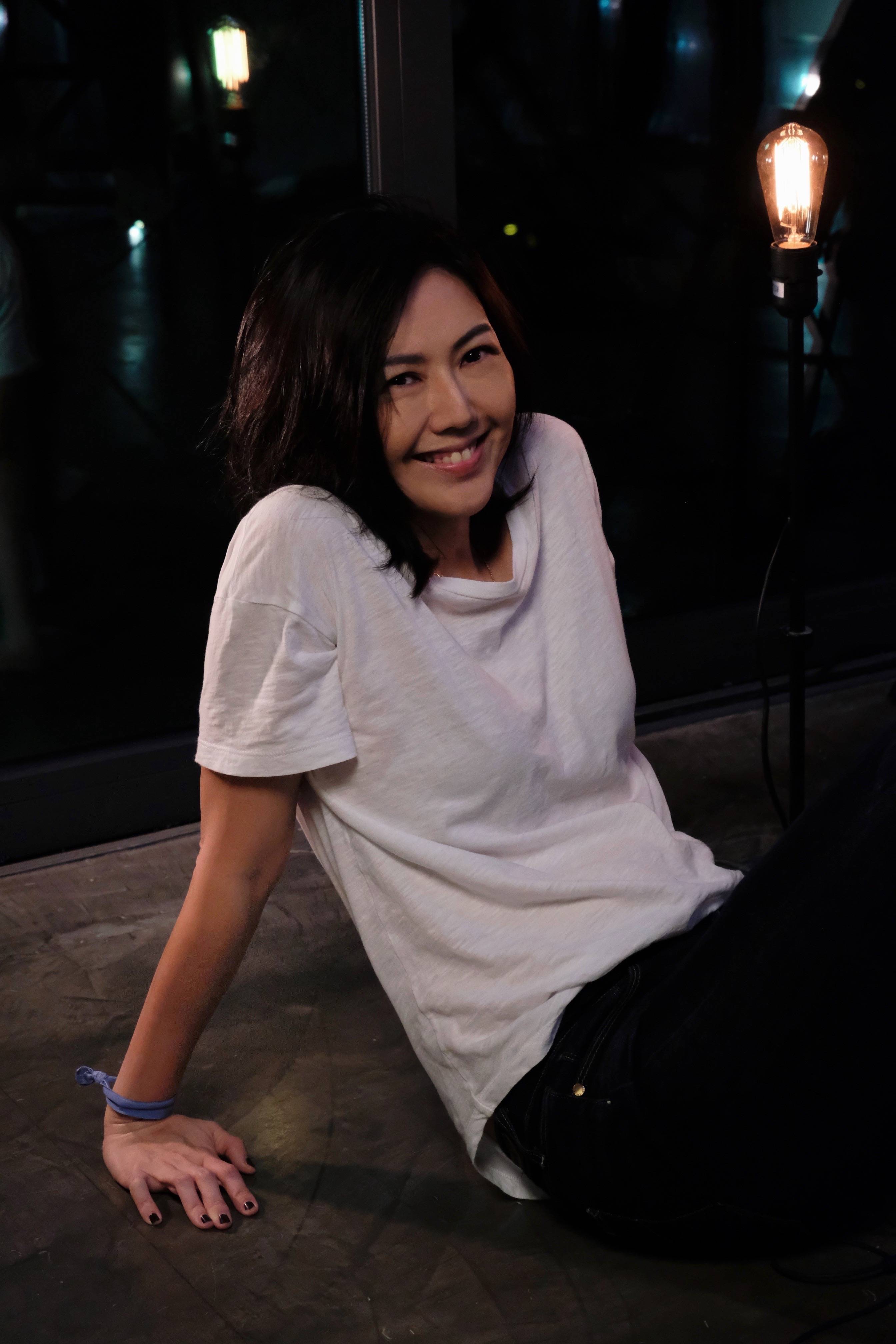 孙燕姿出道20周年惊喜直播,光脚唱「逆光」自弹自唱「天黑黑」,歌迷泪