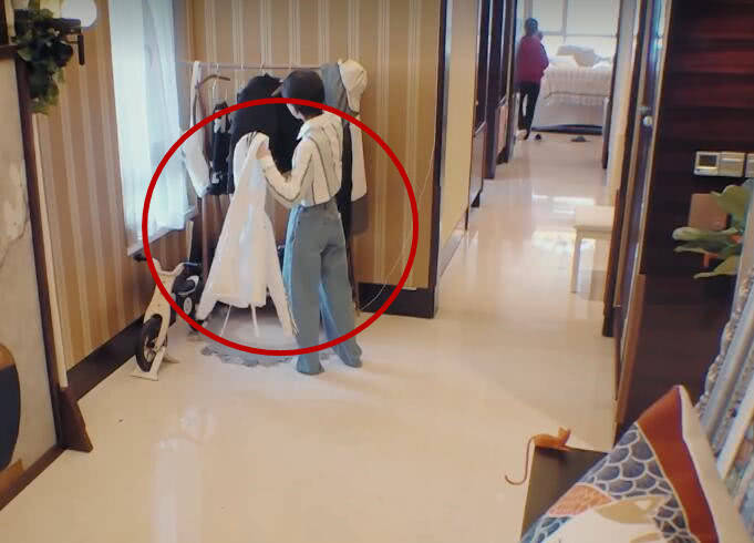 原创成果到李佳航家做客,刚进门就说太热要换衣服,真当李晟不存在?