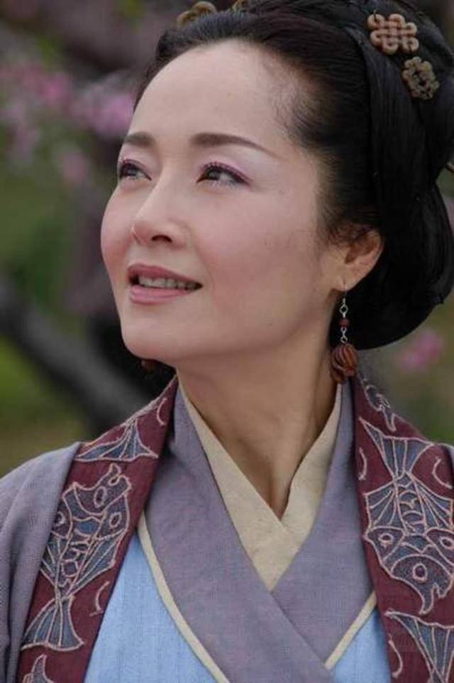 恬妮与恬妞:姐姐恬妮为爱隐退,妹妹恬妞2婚2离,今62岁凄惨一生_岳华