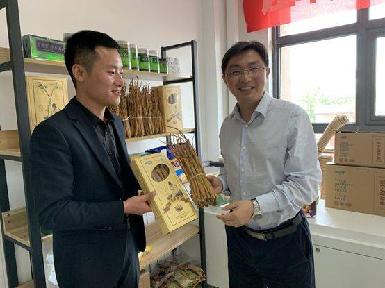 作为威宁自治县县委常委,副县长的丁力,从来没想过自己会干起直播的活