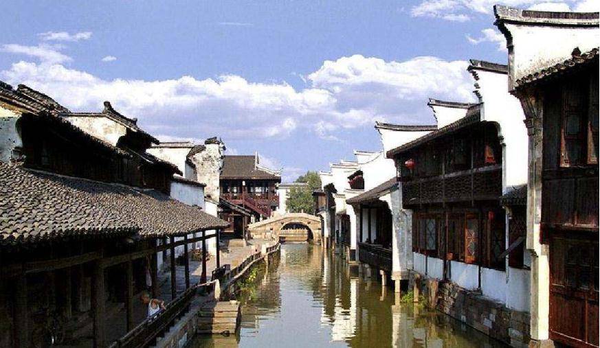 记得街西仅留下了两所破旧客店,夜晚那纸糊的灯笼,在风寒中如同鬼火