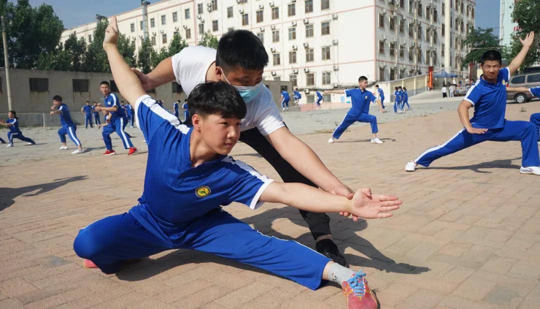 孩子学习武术不仅能强身健体,通过反复练习成套的武术动作,还可以提高