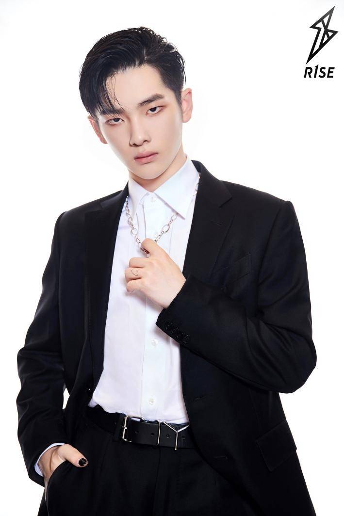 r1se周震南解锁全新亚太区品牌代言人全能偶像发展多面开花