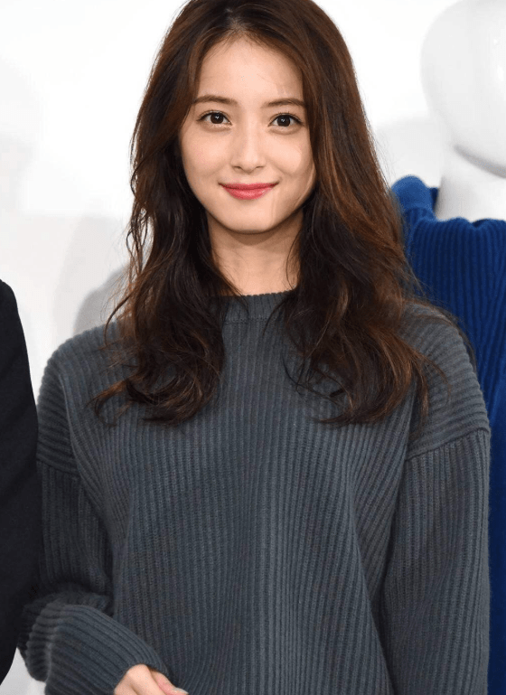 环境是一方面,佐佐木希看上去就是个十分温婉的女孩