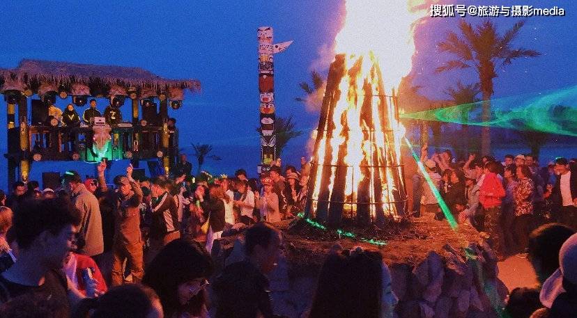 可以去碧螺塔的海上酒吧公园,白天乘坐热球,夜晚参加篝火晚会