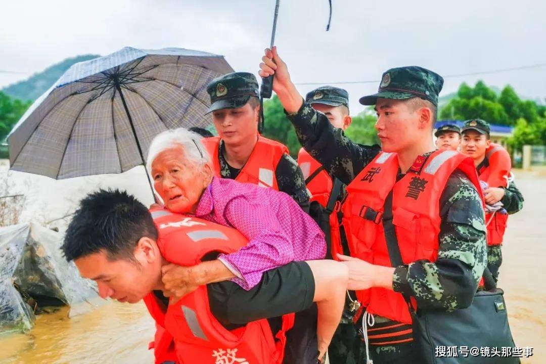 抗洪军人感人图片高清图片