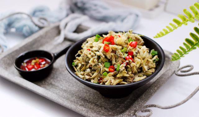 今天小编为大家带来妈妈拿手的槐花麦饭,学会这几点,你也能做出不粘不