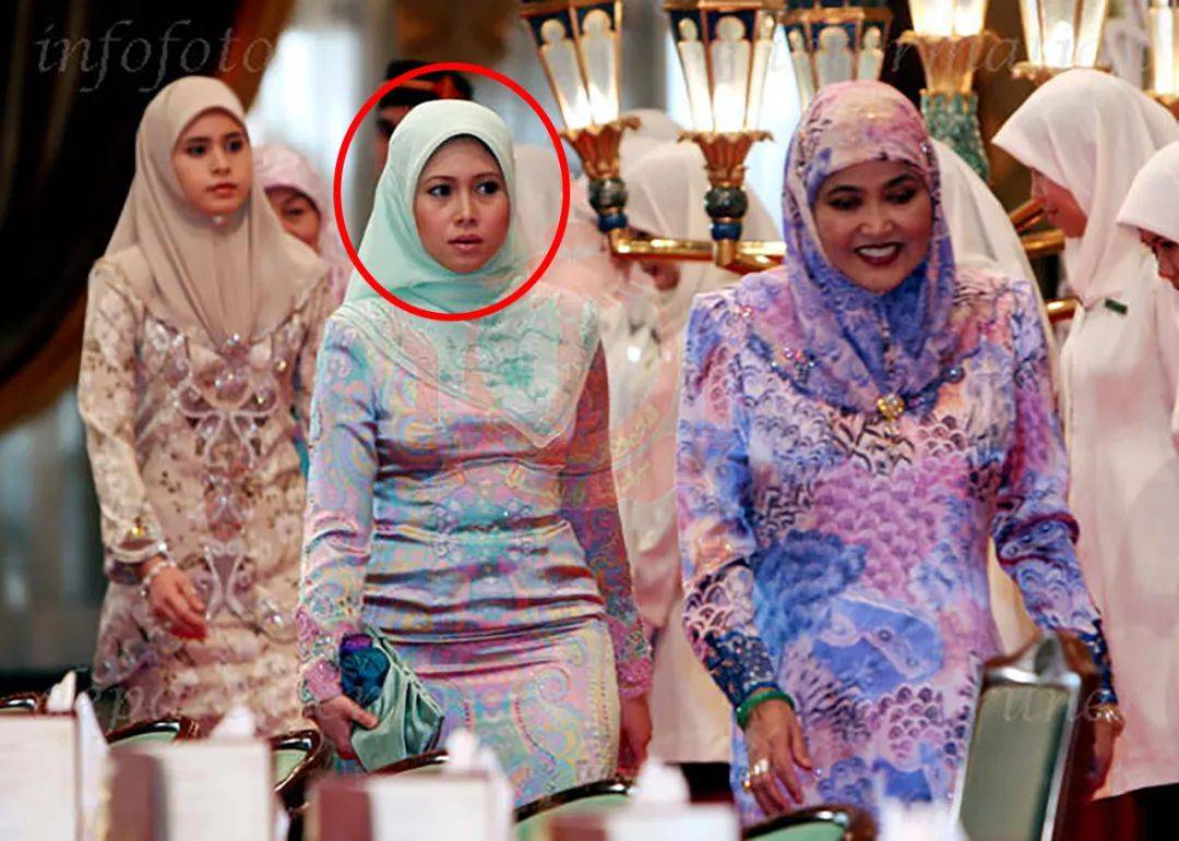 原创文莱君主偷瞄两位妻子,王后脸色阴沉,王妃眼神要"搞事情"啊!