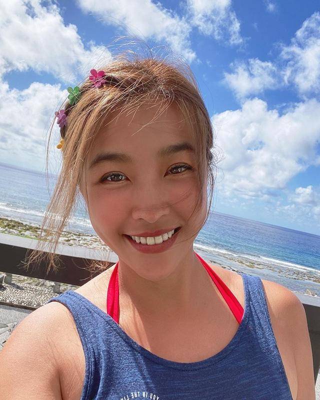 原创女艺人黄瑜娴海岛穿泳装照泄事业线网友称太犯规