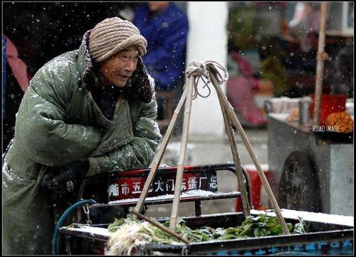 买菜去超市还是路边小摊?年轻人都这么选,答案扎心了