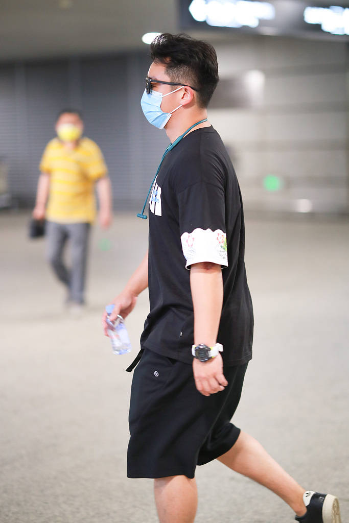 郑恺穿夏威夷字母t恤配短裤 拎水瓶搭机走姿太潇洒