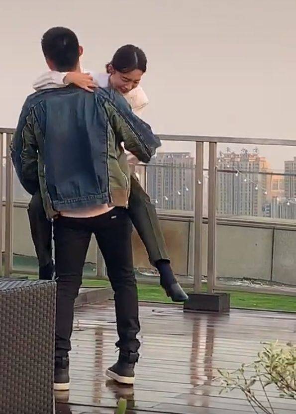 黄景瑜抱着李沁转圈导演刚喊卡李沁接下来的反应真实了