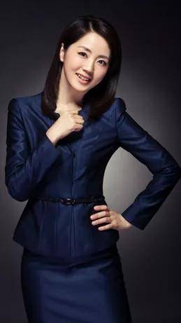 凤凰卫视气象主持人崔莉(左)cctv1新闻联播气象主持人杨丹(右)cctv1