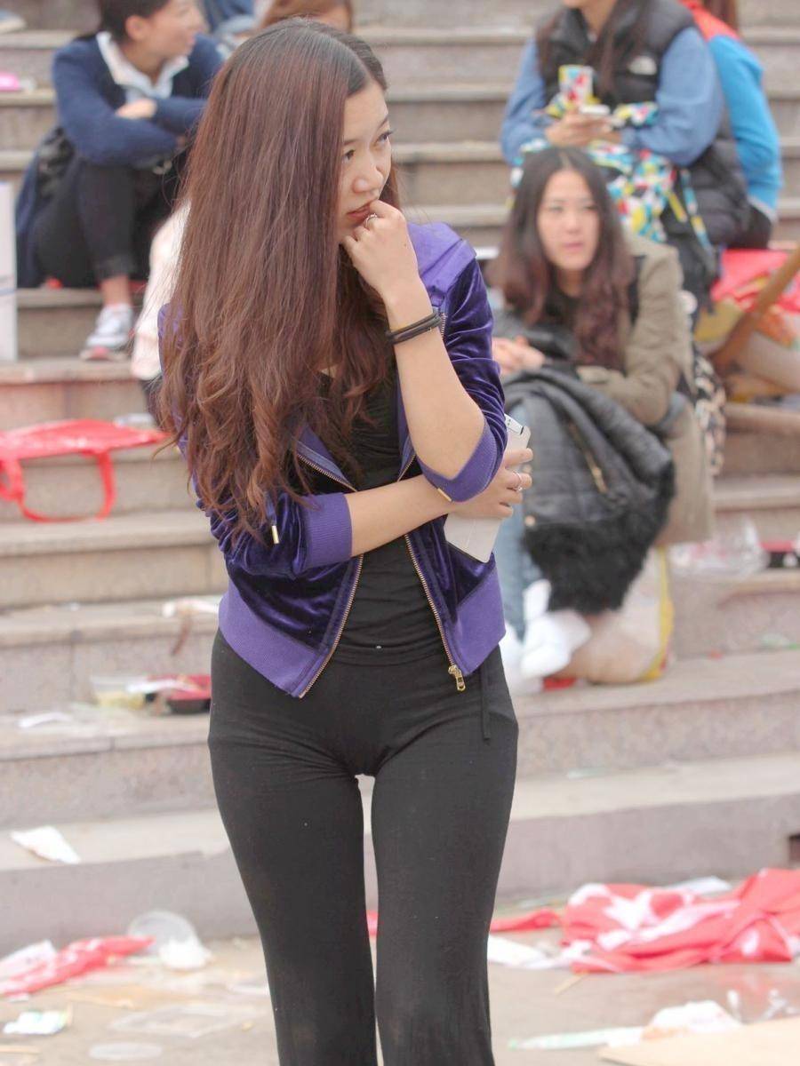 小姐姐穿紧身裤,展现凹凸妙曼身姿,性感时尚到没朋友!